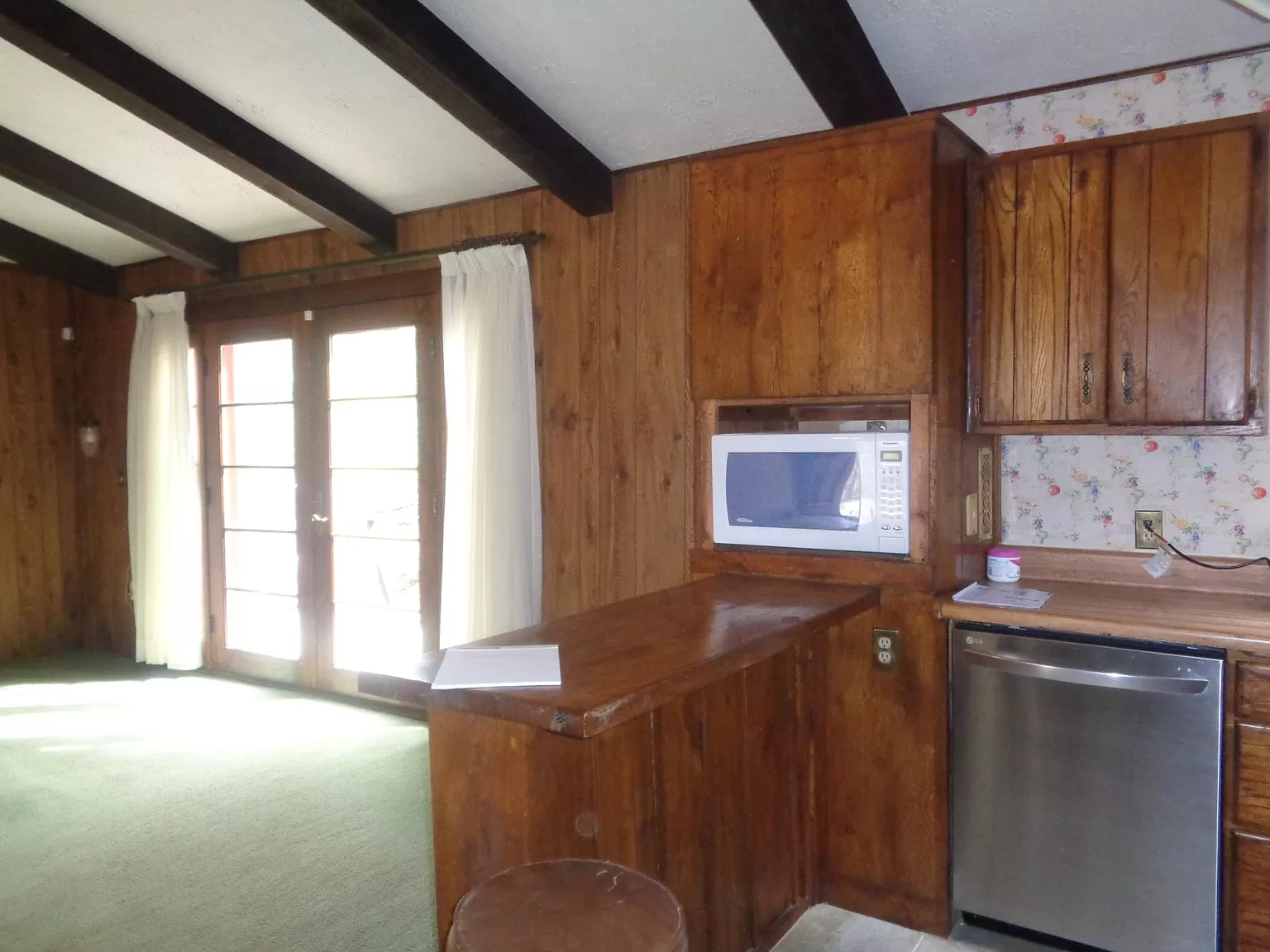 http://dogwoodrealtyllc.com/listings/images/listing_photos/460_interior1.jpg